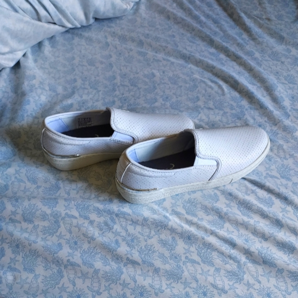 Skechers Concept 3 white slip on shoes size 6